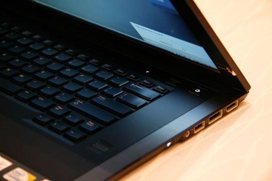 充電100%時即可將充電器數(shù)據(jù)線拔掉 充電100%時即可將充電器數(shù)據(jù)線拔掉