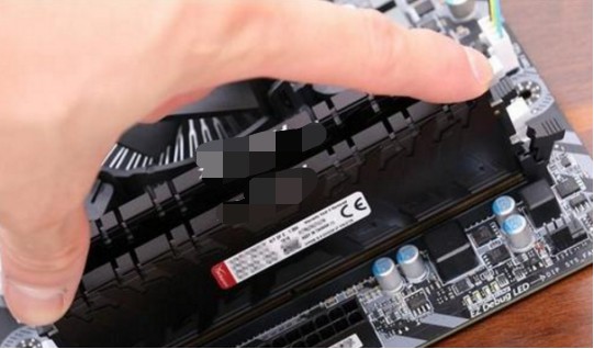 7-橡皮擦對金手指進行擦拭 7-橡皮擦對金手指進行擦拭