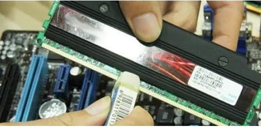 d- 用橡皮擦擦拭內存條金手指 d- 用橡皮擦擦拭內存條金手指