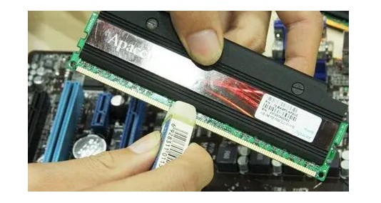 d- 清理一下內(nèi)存條的金手指 d- 清理一下內(nèi)存條的金手指